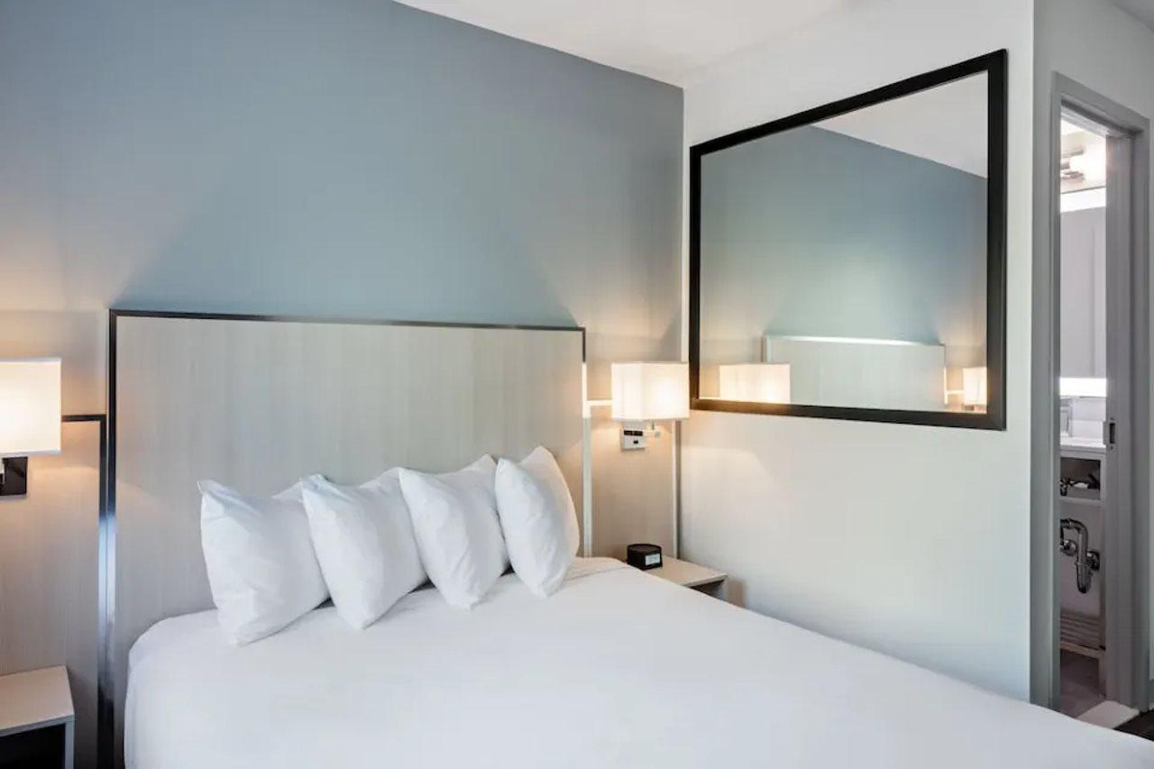 Gatsby Athens Hotel Kültér fotó A room at the Hilton Garden Inn in San Francisco