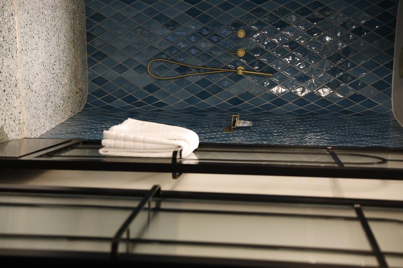 Gatsby Athens Hotel Kültér fotó A shower in a hotel
